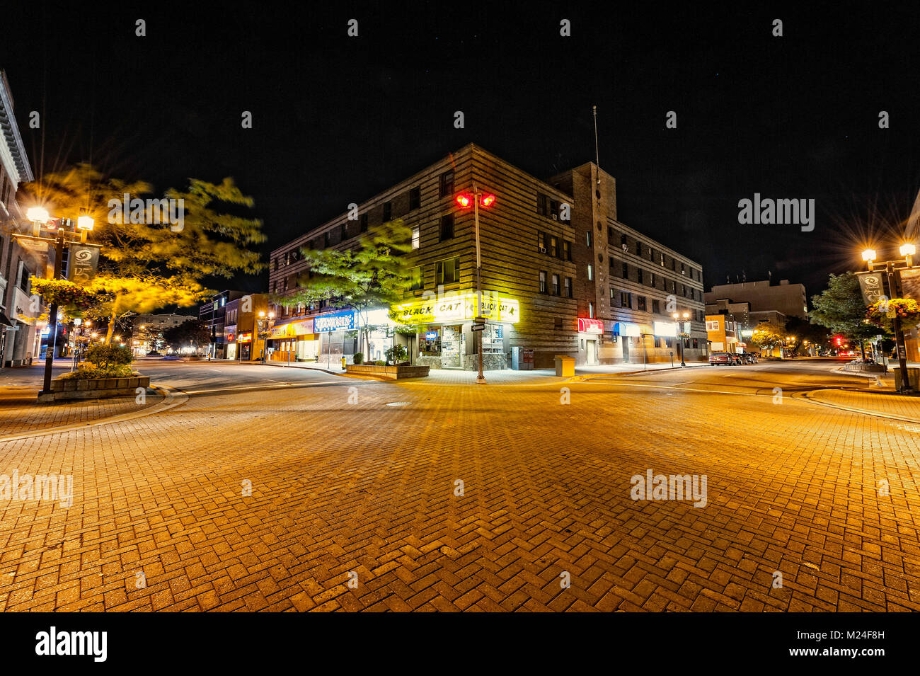 La esquina de Durham y Alerce calles por la noche en Sudbury, Ontario Foto de stock