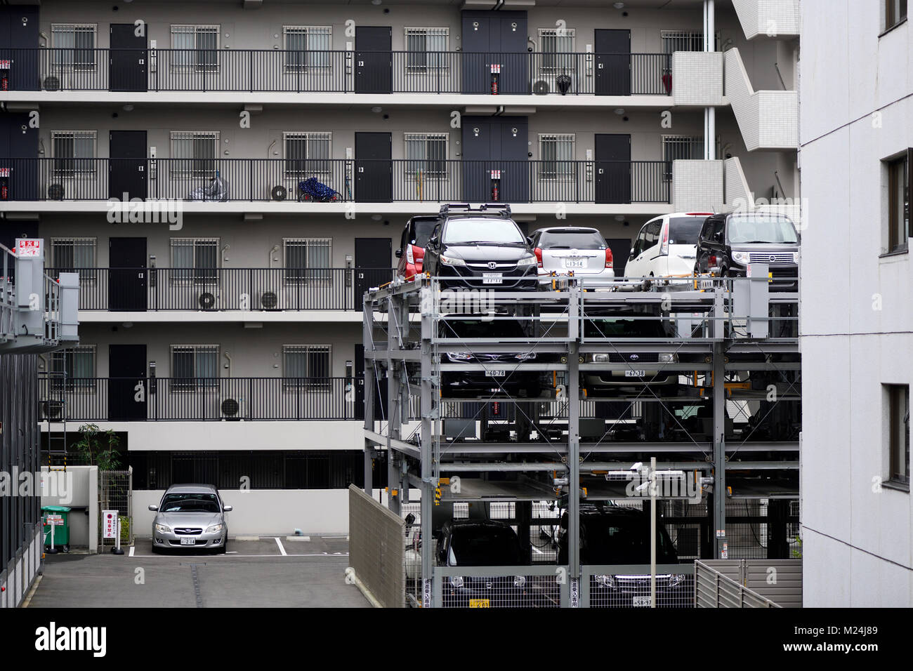 Multi-nivel de elevación vertical aparcamiento en tres pisos de un edificio de apartamentos en Kioto, Japón, 2017 Foto de stock