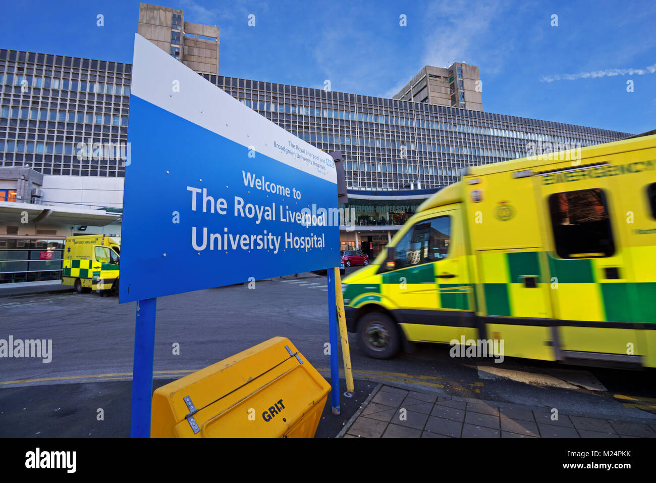 Una ambulancia de emergencia precipitarse en el Royal Liverpool University Hospital en la ciudad de Liverpool, Inglaterra. En el Reino Unido. Foto de stock