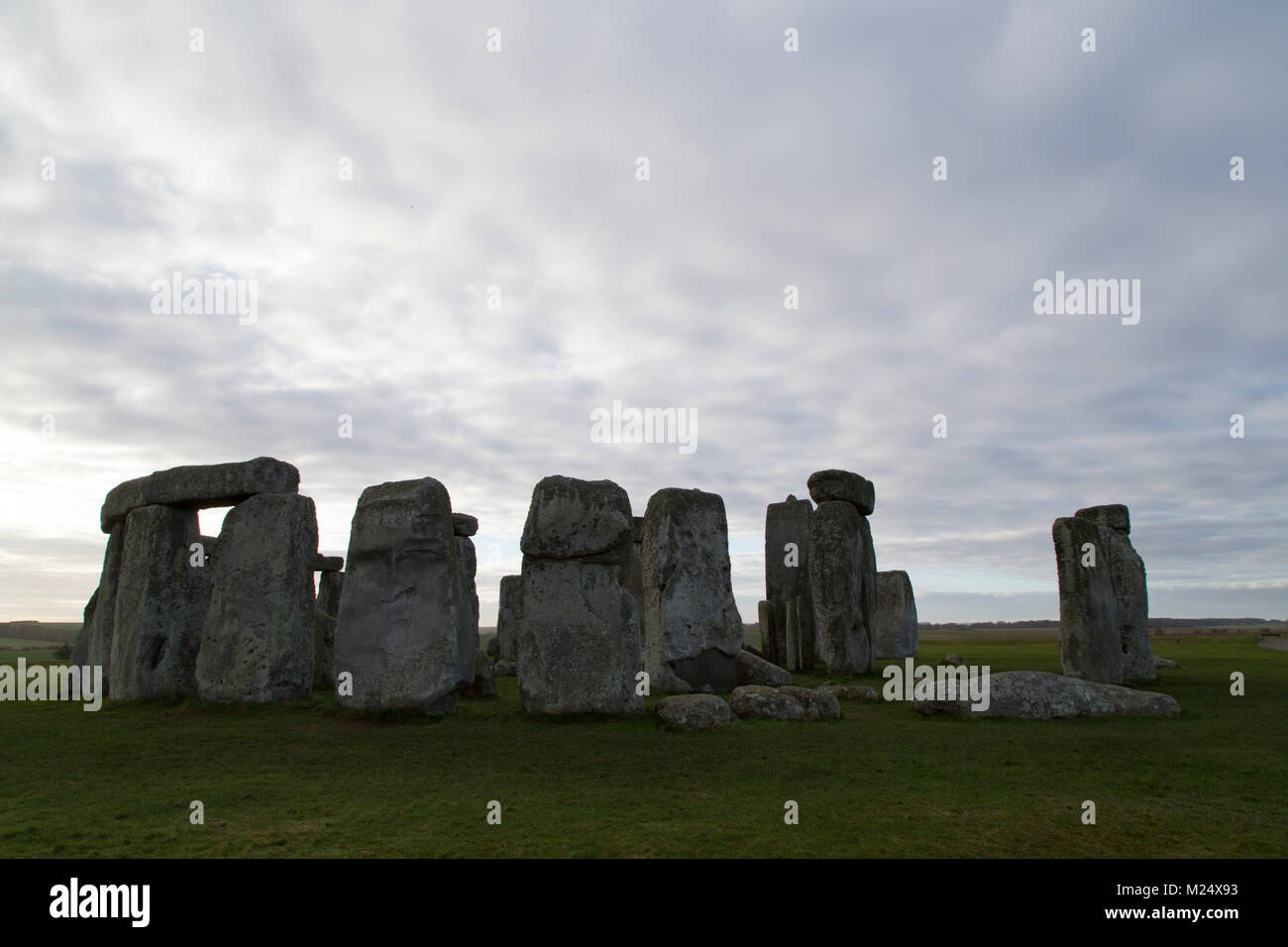 El círculo de piedra de Stonehenge en Wiltshire, Inglaterra. El antiguo monumento data del Neolítico, hace unos 5.000 años. Foto de stock