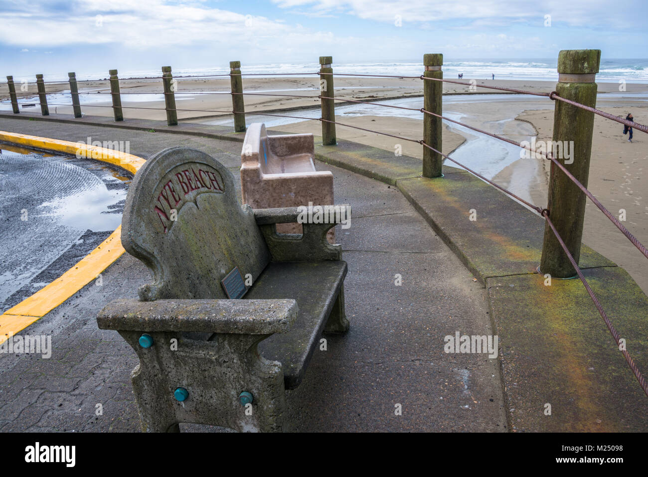 Los bancos del parque de cemento en el Histórico Nye Beach, Newport, Oregon Foto de stock