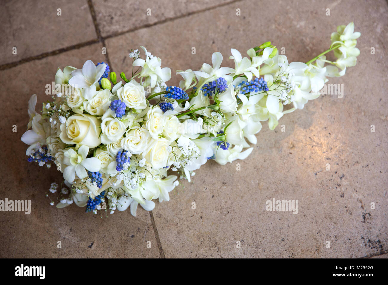 Boda nupcial bouquet blanco sobre las baldosas del piso, vista elevada Foto de stock