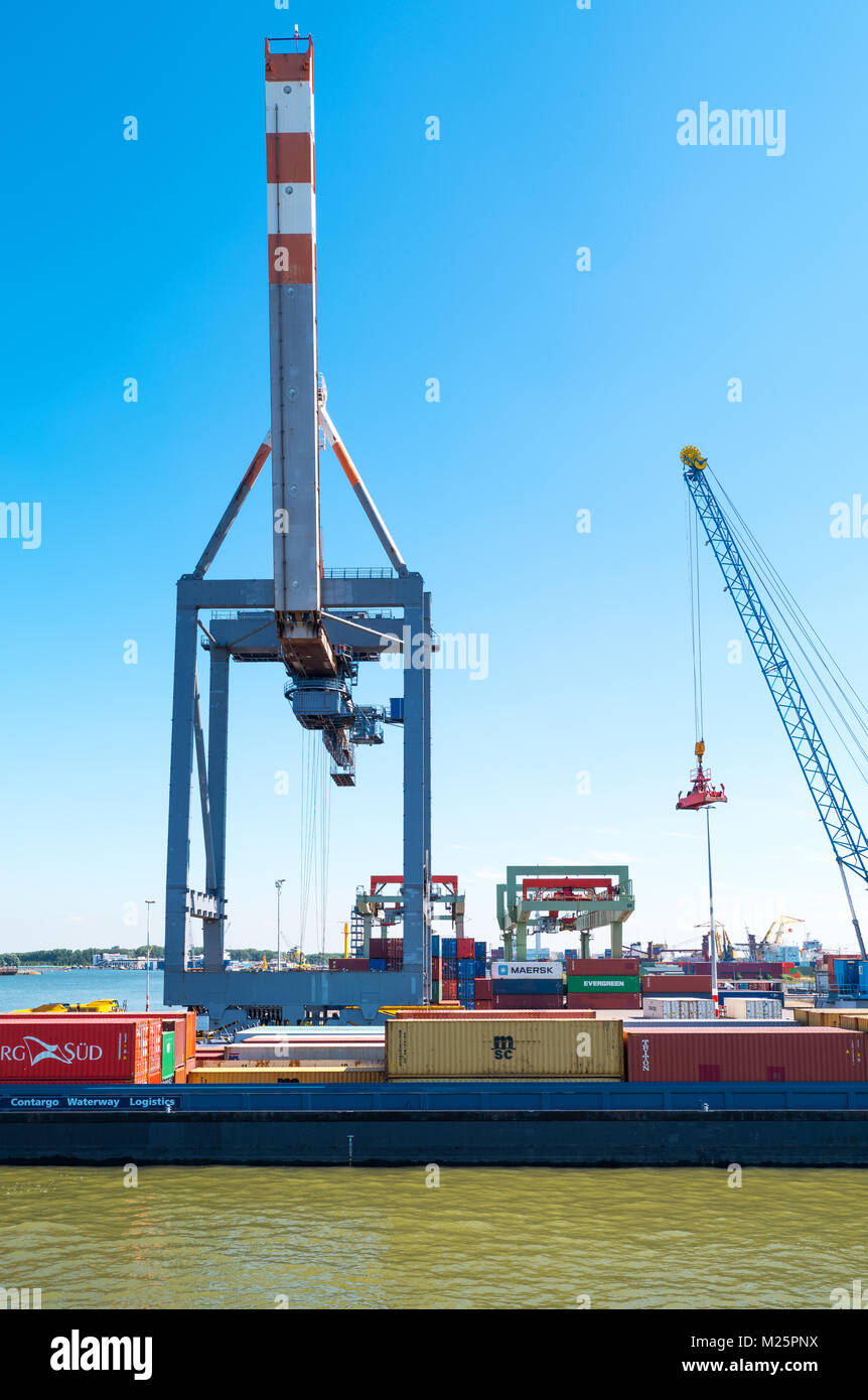Países Bajos, Rotterdam, equipos de manipulación de mercancías y buques de carga en el principal puerto comercial de la ciudad Foto de stock