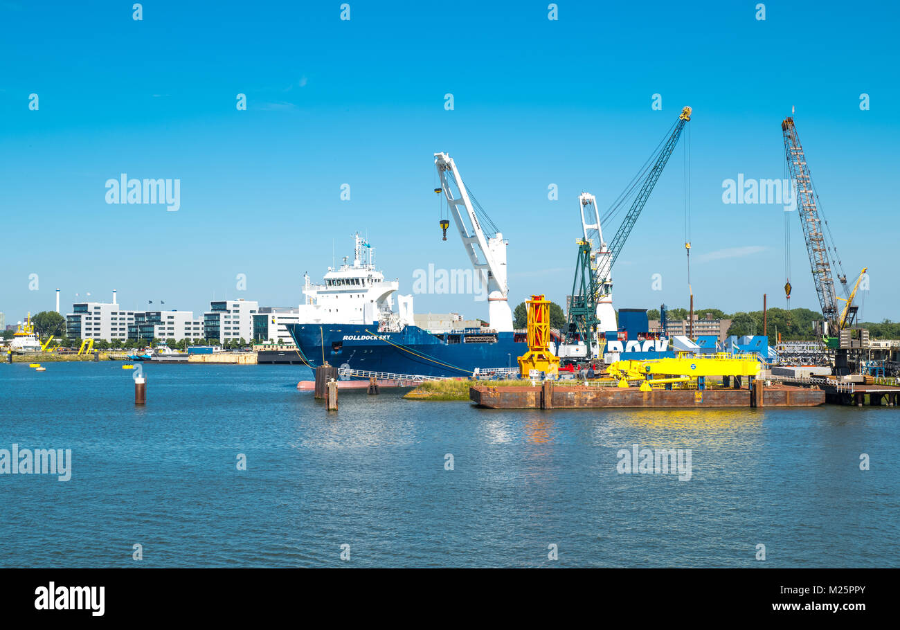 Países Bajos, Rotterdam, equipos de manipulación de mercancías y buques de carga en el principal puerto comercial de la ciudad Foto de stock