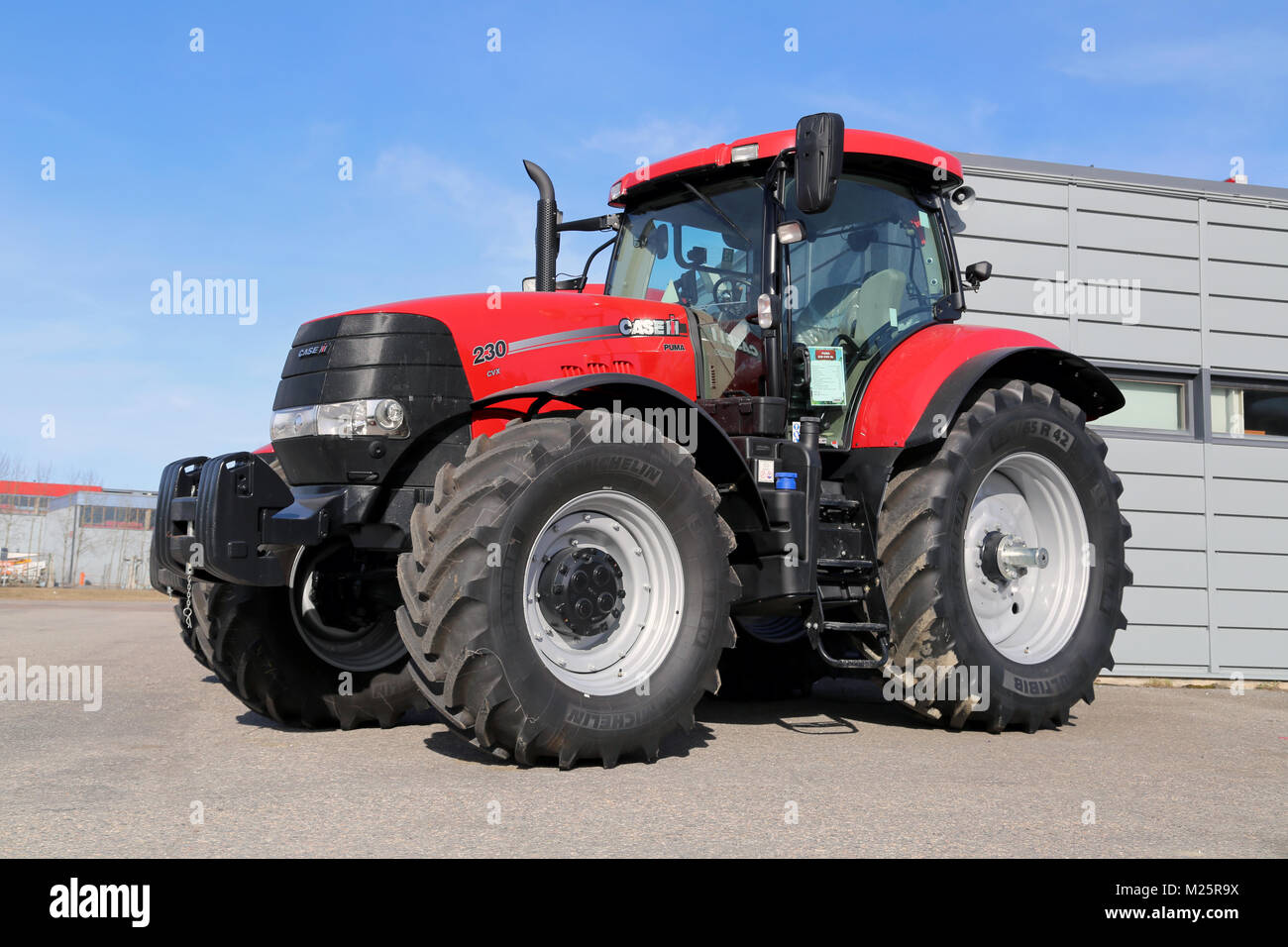 TURKU, FINLANDIA - Abril 5, 2014: Case IH Puma CVX 230 Dl tractor agrícola  en la pantalla. Case IH gana dos medallas de oro en AGROTECH - el 20º  Internati Fotografía de stock - Alamy