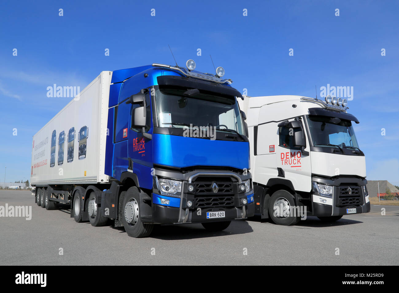 LIETO, Finlandia - 5 de abril de 2014: Renault presenta en azul y blanco T460 para camiones de largo recorrido como parte de su nueva gama de Volvo para camiones y autobuses Tu Centro Foto de stock