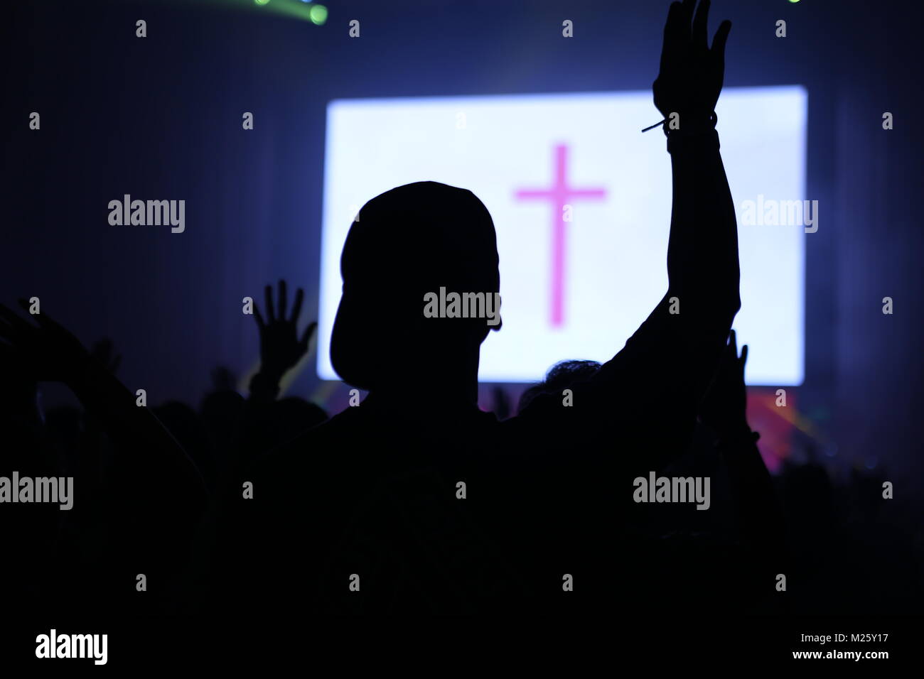 Los jóvenes adorando en GBI Gilgal Fotografía de stock - Alamy