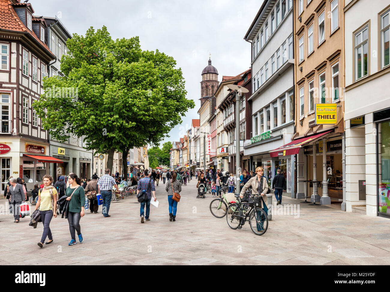 Weender Strasse, la zona peatonal en el casco antiguo de la ciudad de Gottingen, Baja Sajonia, Alemania Foto de stock