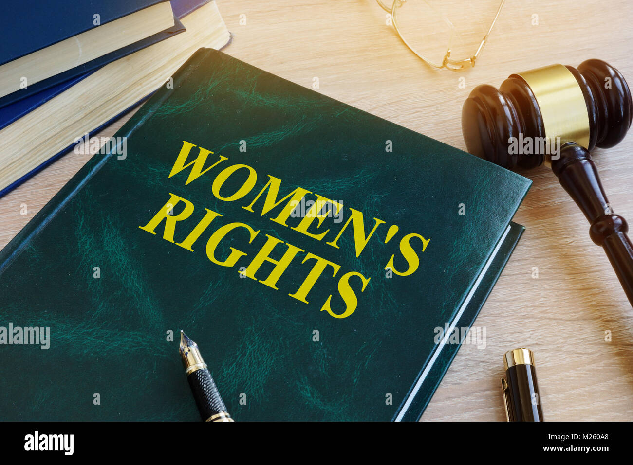Libro con el nombre de los derechos de la mujer en un tribunal. El concepto de igualdad de género. Foto de stock