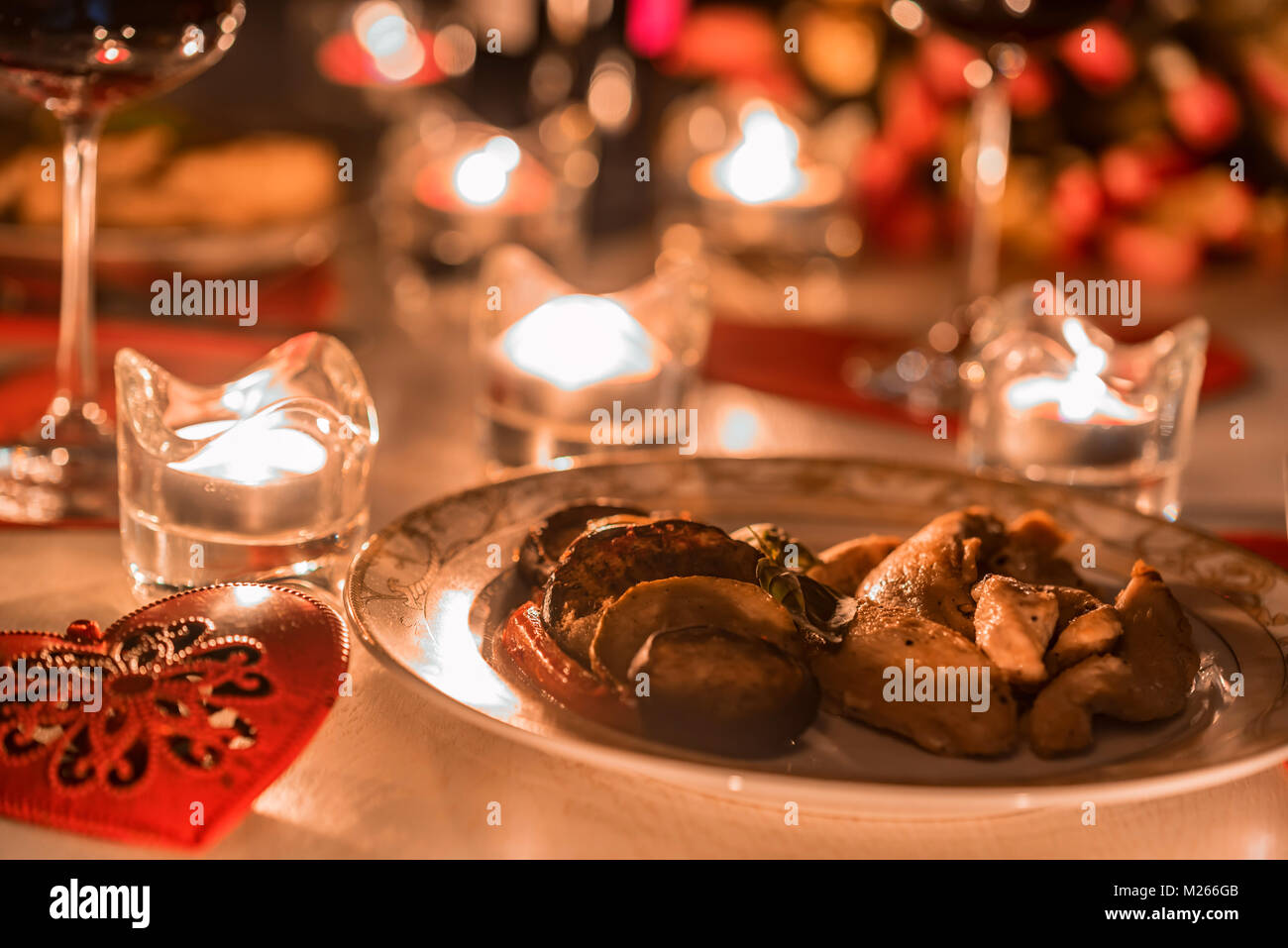 Cena romántica para dos con vino, velas, flores Fotografía de stock - Alamy