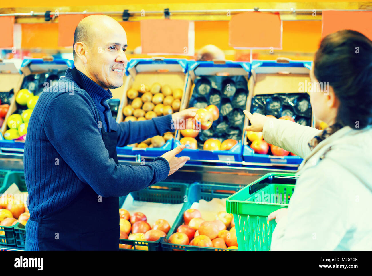 Mujer morena de compra de frutas de temporada en supermercados desde el  encanto del vendedor Fotografía de stock - Alamy