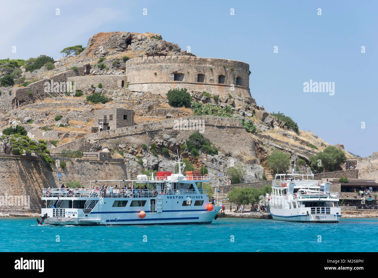 Fortificaciones venecianas y barcos de crucero, (isla de Spinalonga Kalydon), Elounda, Región de Lasithi, en Creta, Grecia (Creta) Foto de stock