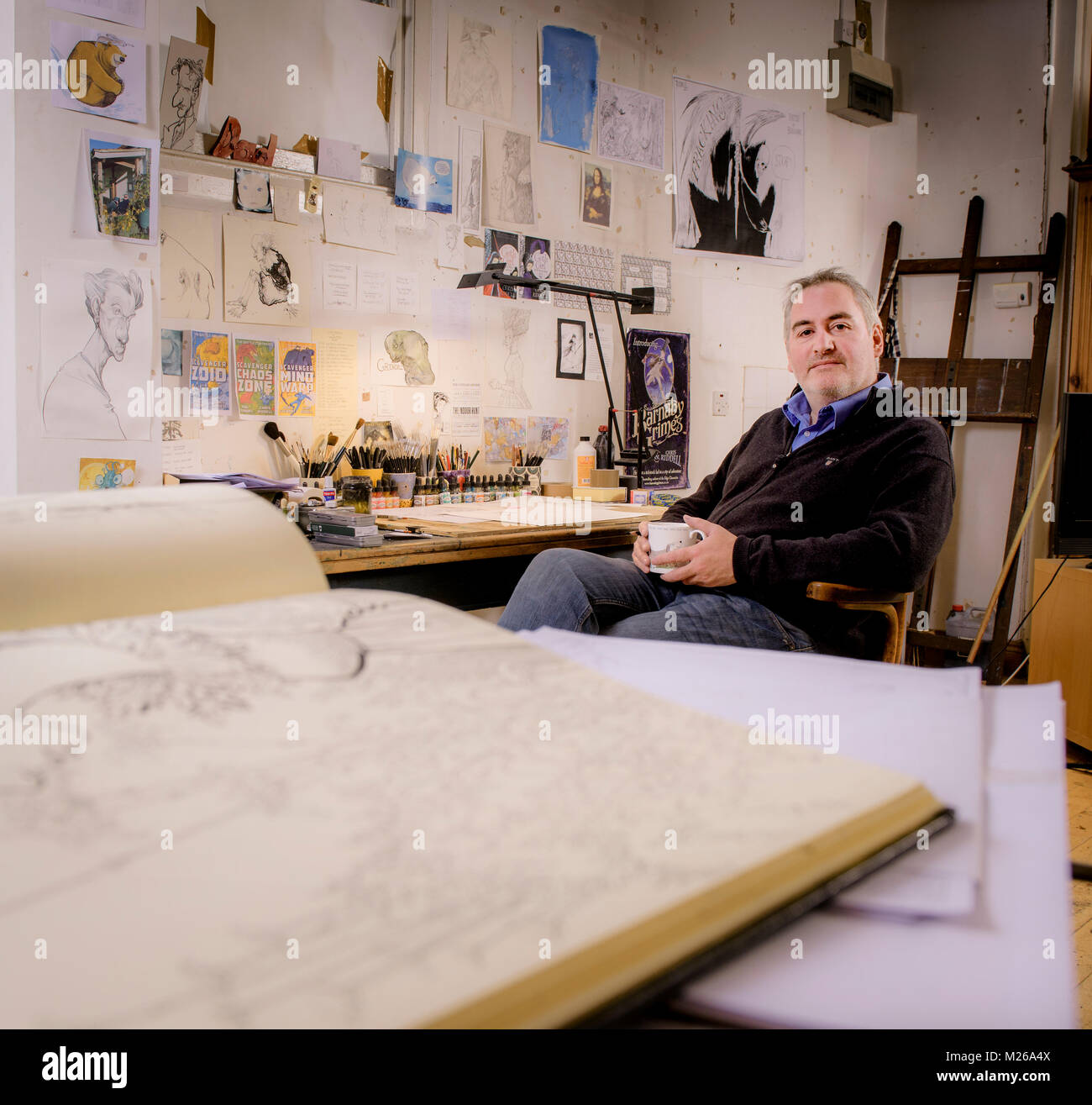 Ilustrador y caricaturista político Chris Riddell en su estudio en Brighton, East Sussex, Reino Unido. Foto de stock