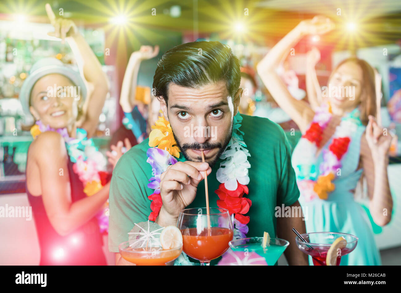lunes Motivación daño Hombre Barbado es beber cócteles hawaianos en parte Fotografía de stock -  Alamy