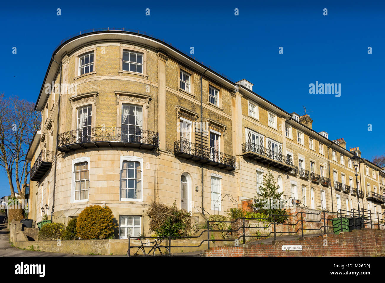 Hilera de casas adosadas en Clifton Terrace, en la ciudad de Winchester de febrero de 2018, Inglaterra, Reino Unido. Foto de stock