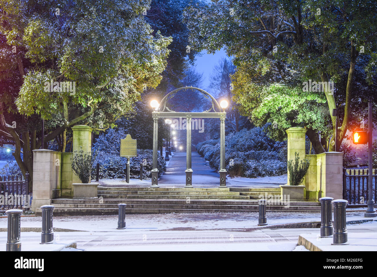 Atenas, Georgia, EE.UU. en el campus de la Universidad de Georgia arch en el invierno. Foto de stock