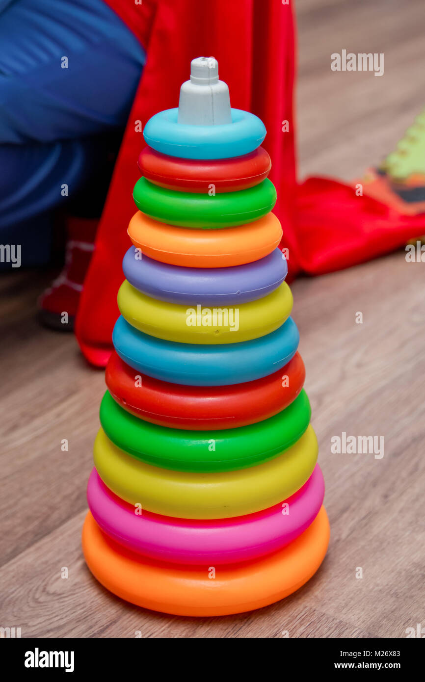 Plástico colorido arcoiris pirámide de juguete para niños pequeños en el  fondo azul. Niños juguetes de múltiples colores brillantes Fotografía de  stock - Alamy