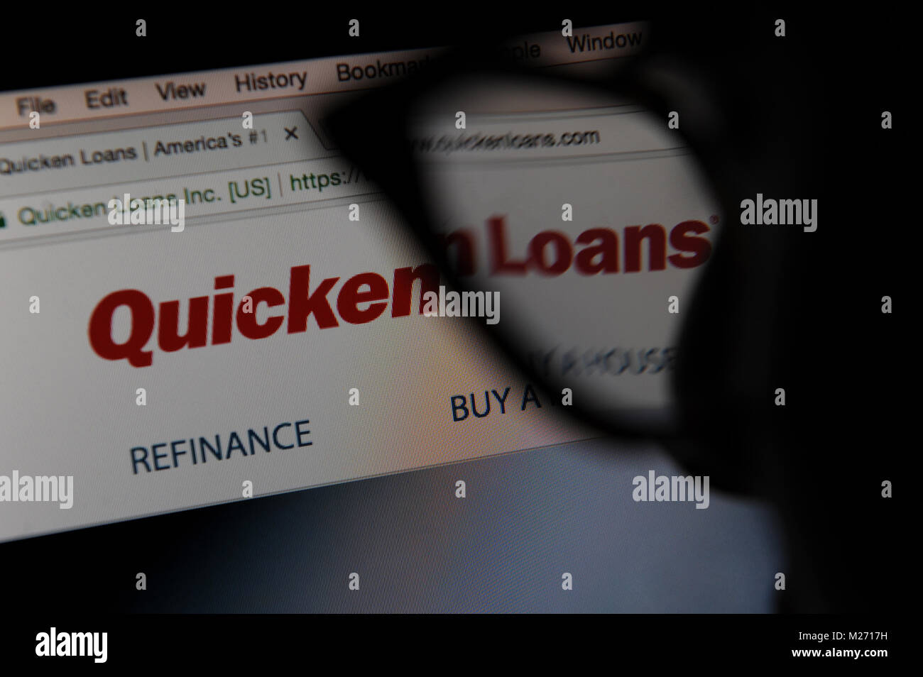 Quicken Loans website vistos a través de una lupa Foto de stock