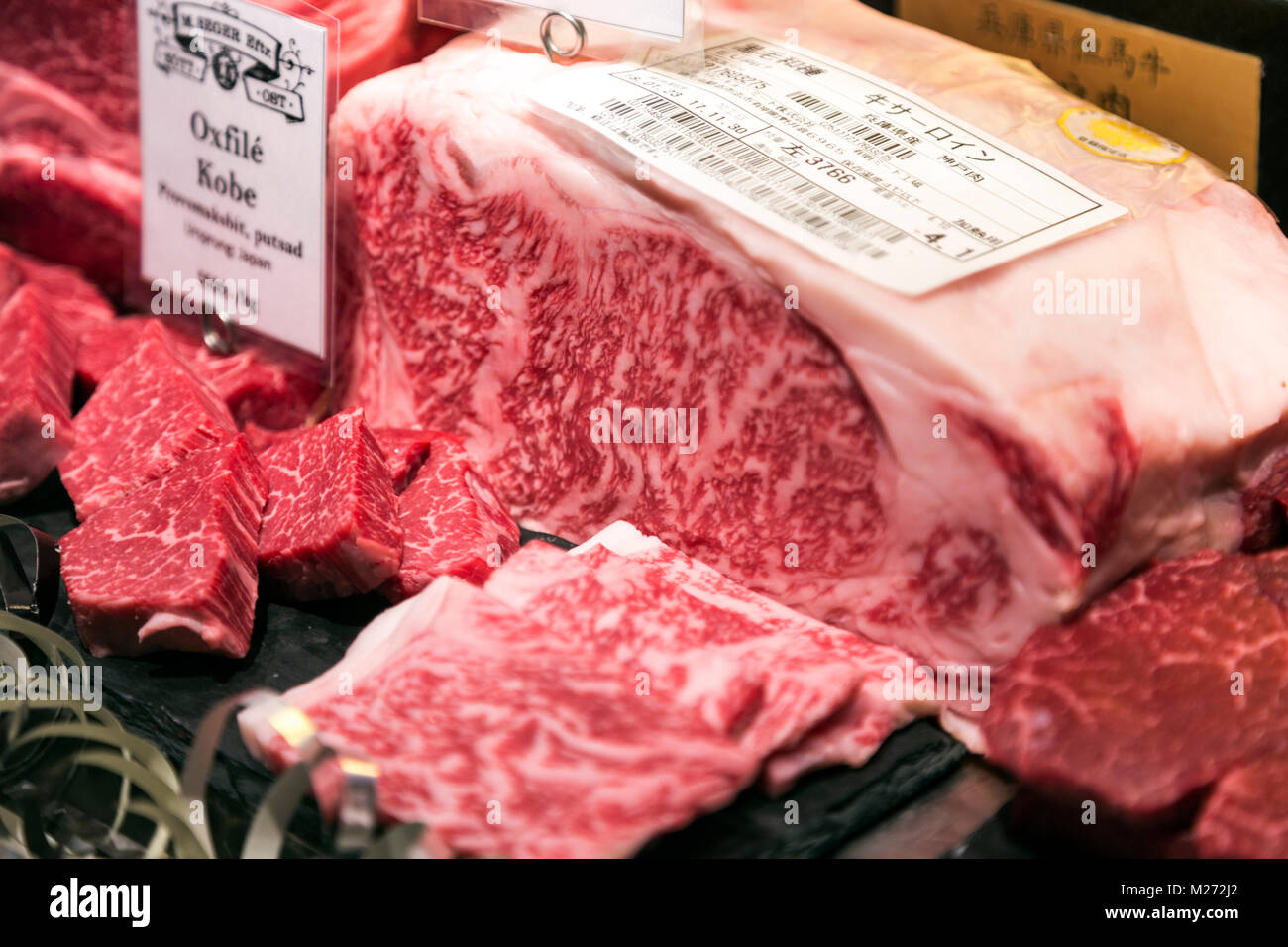 Mármoles grasos carnes rojas, la carne de vacuno para su venta en la pantalla. Foto de stock