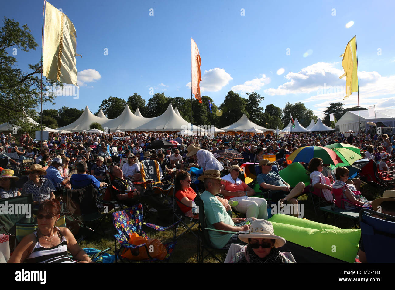 El Cornbury Music Festival 2017 en el Gran Tew Estate - Etapa y multitudes [Crédito: Cualquier Trevaskis] Foto de stock