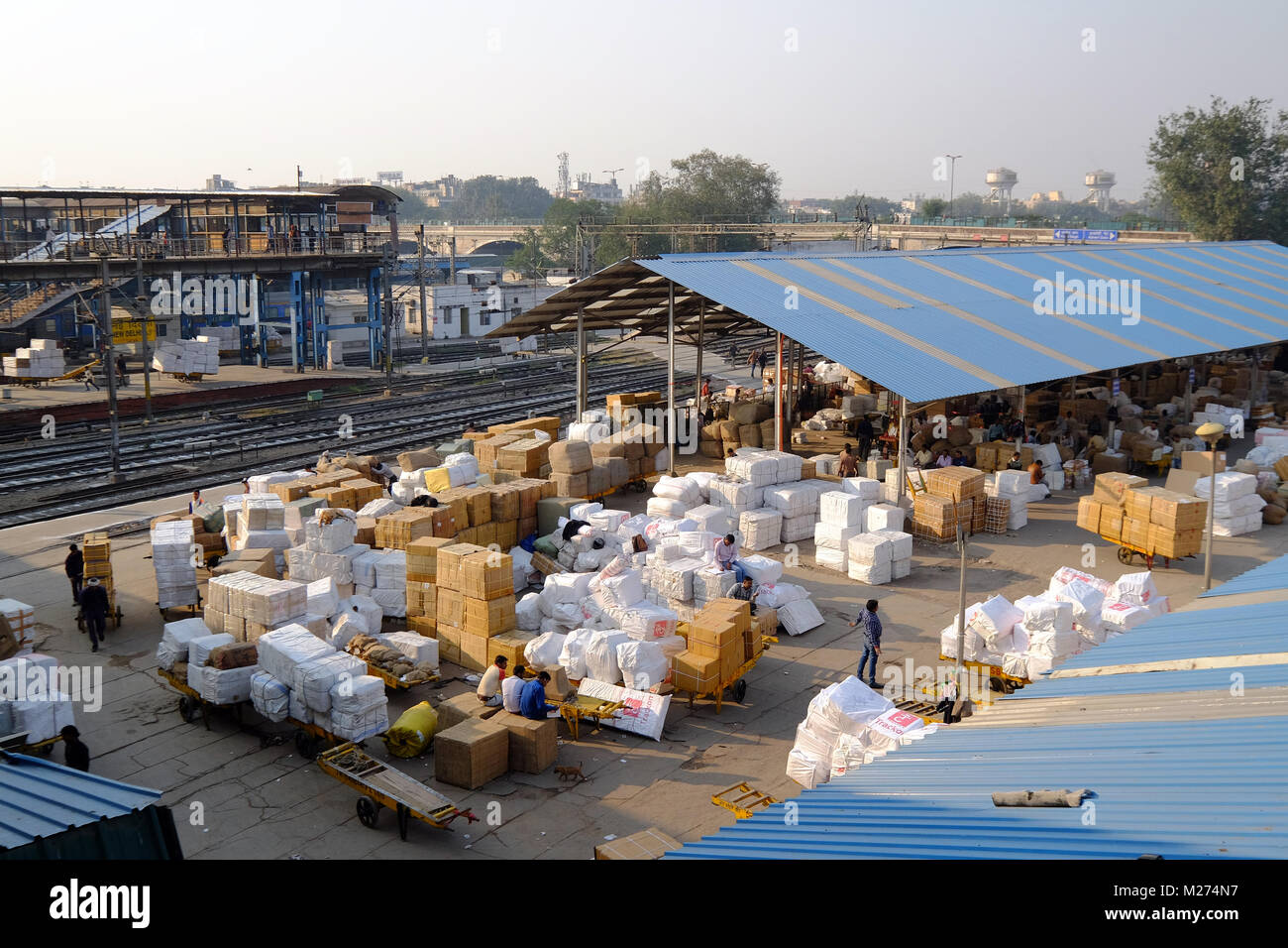 Paquetes y carga, esperando a ser cargado en la Estación de Trenes de Nueva Delhi, India Foto de stock