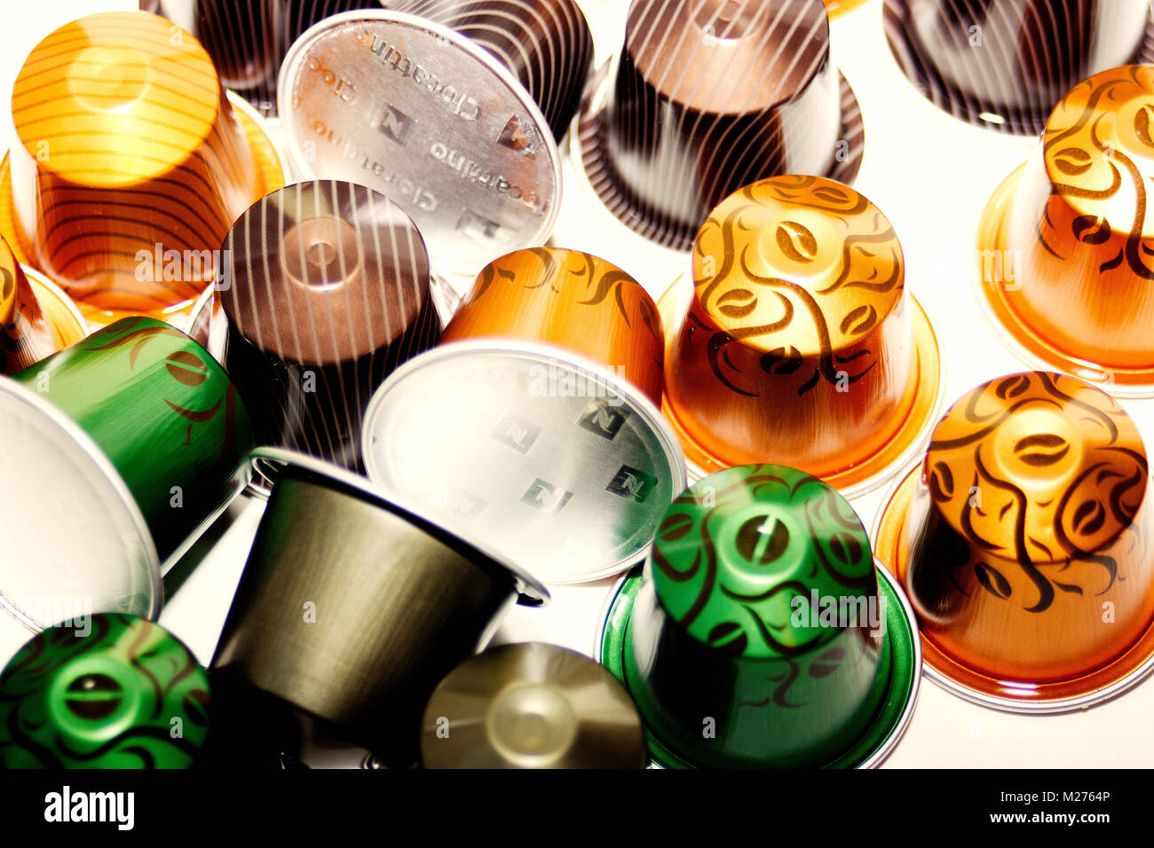 Varios nuevos 'Edición limitada' colorido café Nespresso cápsulas pods/  sobre fondo blanco Fotografía de stock - Alamy
