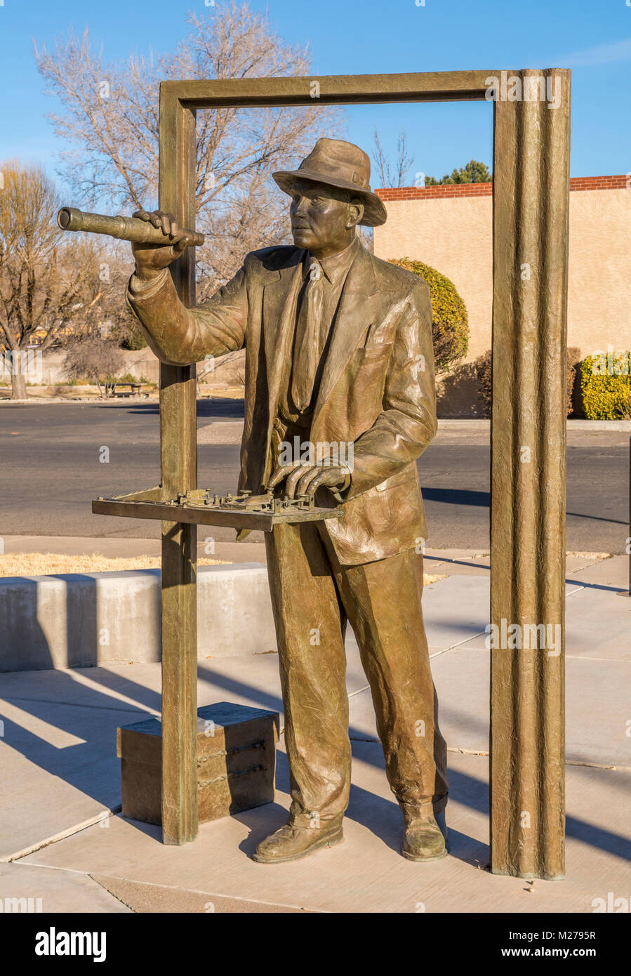 Estatua del Dr. Robert H. Goddard, creador del mundo, el primer cohete de combustible líquido, en el Museo y Centro de Arte de Roswell en Roswell, Nuevo México, EE.UU.. Foto de stock