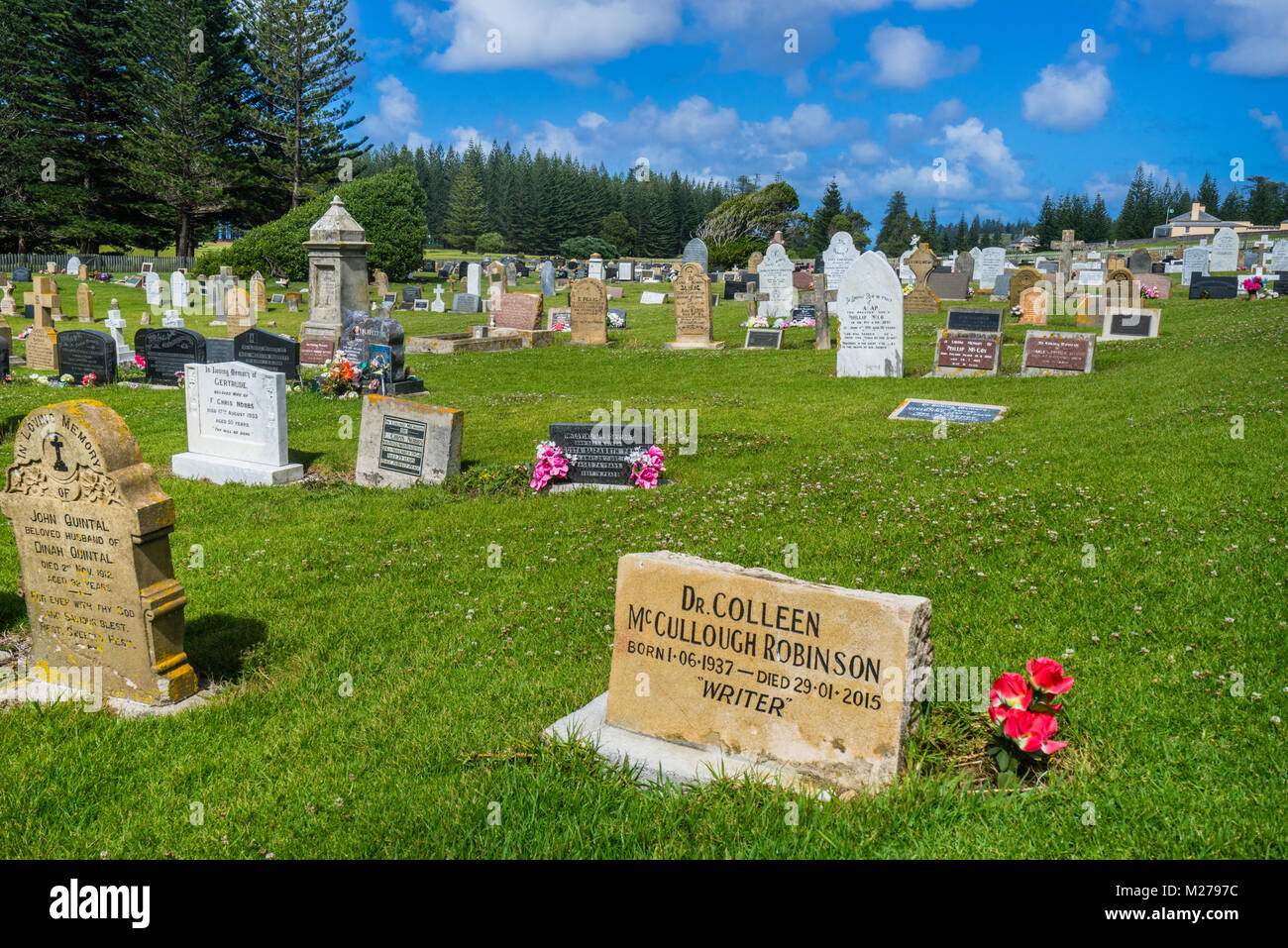Isla Norfolk, territorio externo australiano, tumba del escritor Colleen McCullough Robinson en el cementerio de la isla de Norfolk Foto de stock
