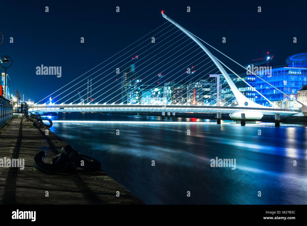 Samuel Beckett Bridge en la noche por el arquitecto Santiago Calatrava, es un puente suspendido en Dublín que une Sir John Rogerson's Quay en el s Foto de stock