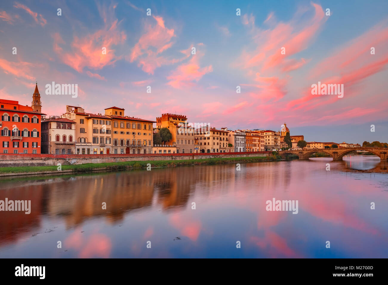 Río Arno y el Ponte Vecchio en Florencia, Italia. Foto de stock