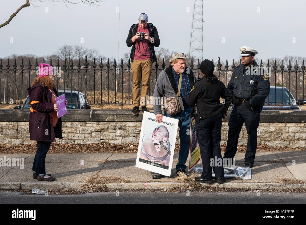 Cincinnati, Ohio, USA. 11 de febrero de 2017 policías hablan con anti aborto manifestante fuera de una Clínica de Planificación Familiar. A la izquierda hay un contador manifestante. Crédito: Caleb Hughes/Alamy Live News. Foto de stock