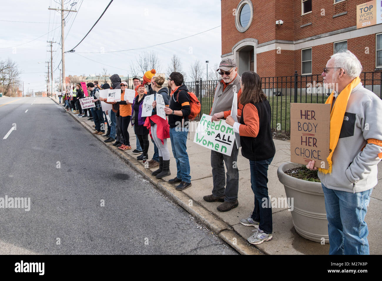 Cincinnati, Ohio, USA. 11 de febrero de 2017 contra manifestantes que bloqueaban manifestantes anti aborto acercarse a una ubicación Parenhood Cincinnati planificadas. Crédito: Caleb Hughes/Alamy Live News. Foto de stock