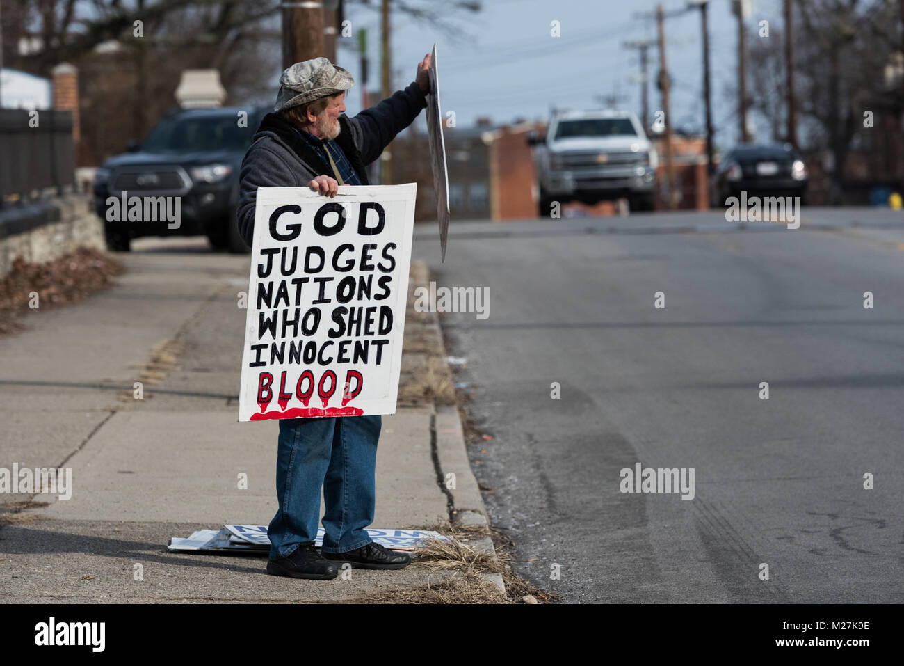 Cincinnati, Ohio, USA. 11 Febrero 2017 Un manifestante anti aborto mostrando sus signos a los autos que pasan fuera de una planificada Parenhood clínica. Crédito: Caleb Hughes/Alamy Live News. Foto de stock