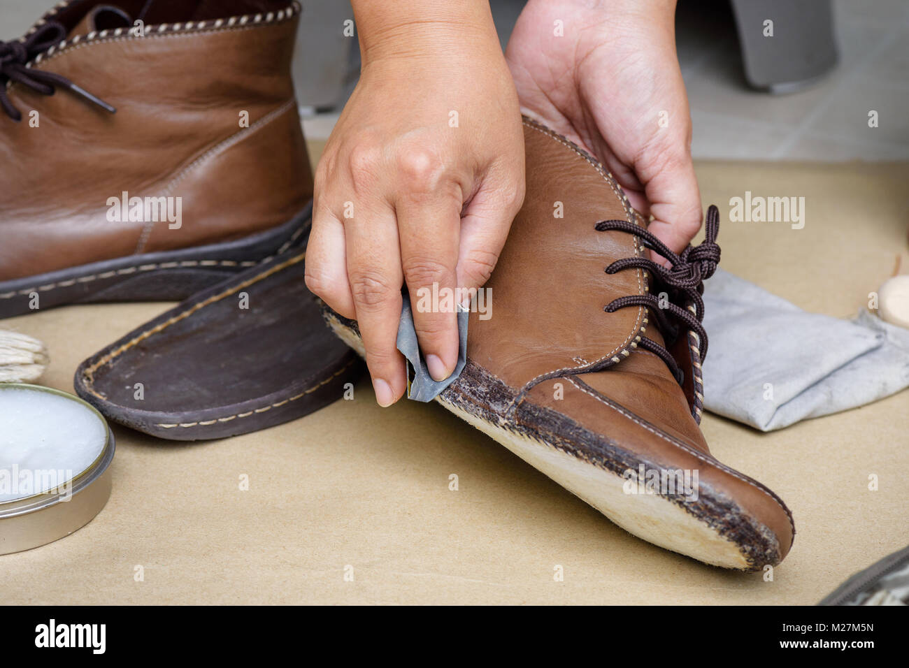 Zapatero poniendo pegamento en la suela de un zapato para arreglar  Fotografía de stock - Alamy