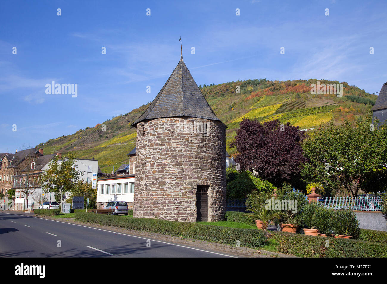 Histori atalaya medieval en villa vinícola Ediger-Eller, Moselle village, Renania-Palatinado, Alemania, Europa Foto de stock