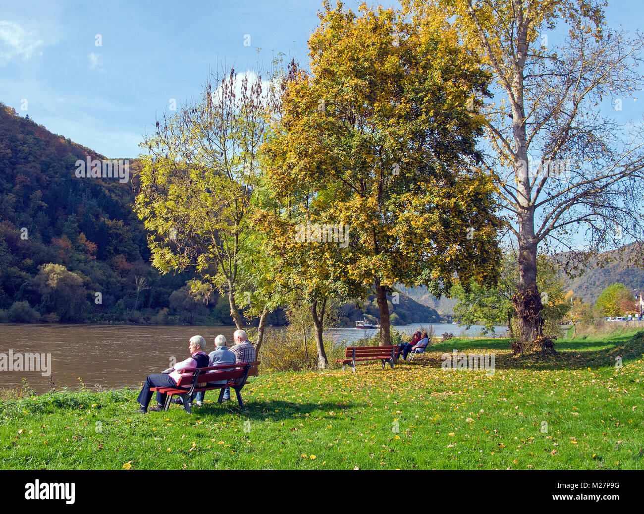 Eldery gente sentada en un banco en la orilla del río Mosela, Ediger, Ediger-Eller, río Mosela, Renania-Palatinado, Alemania, Europa Foto de stock