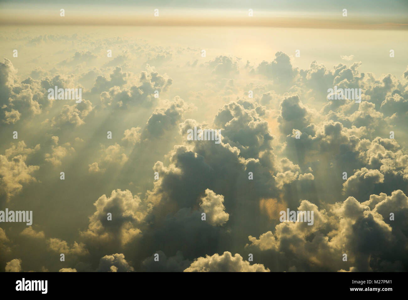 Sonnenuntergang, dichte Wolken aus dem Flugzeug fotografiert, Alemania, Europa | puesta de sol, nubes fotografiado desde un avión, Alemania, Europa Foto de stock