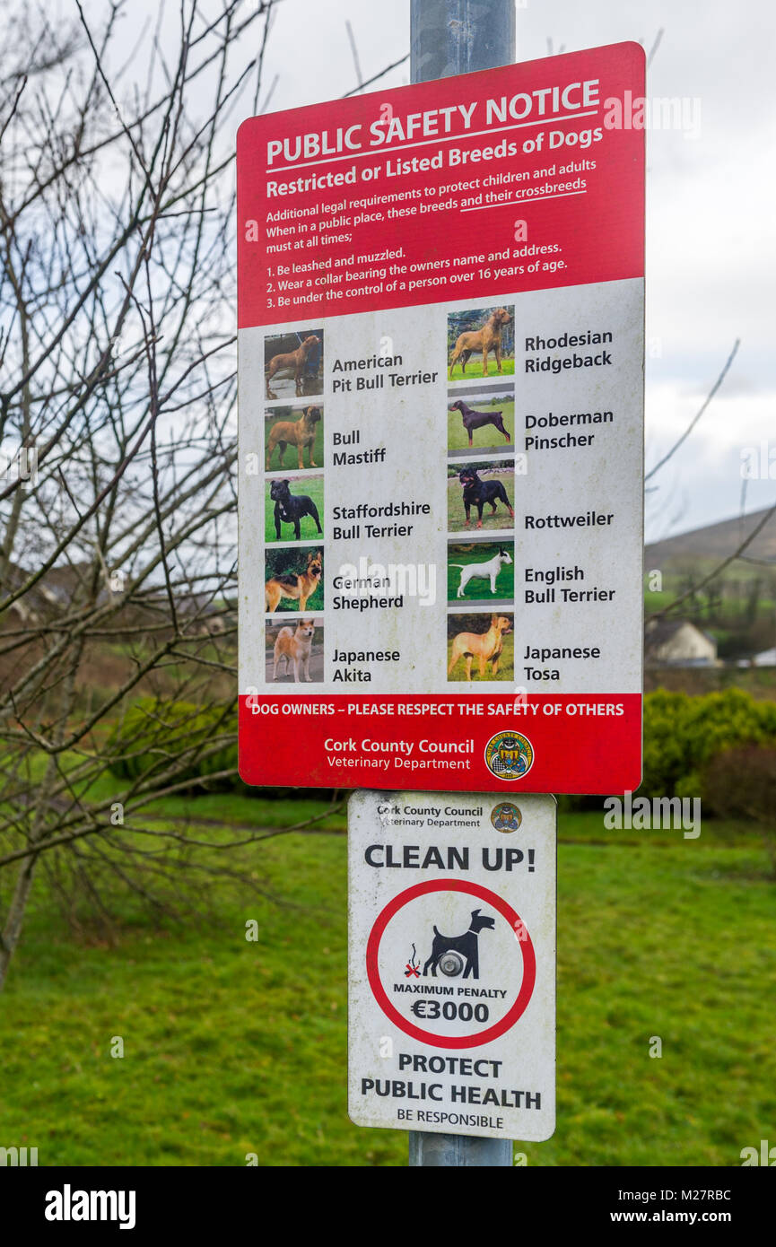 Restringidos/Listados perro firmar en Skibbereen, Condado de Cork, Irlanda. Foto de stock