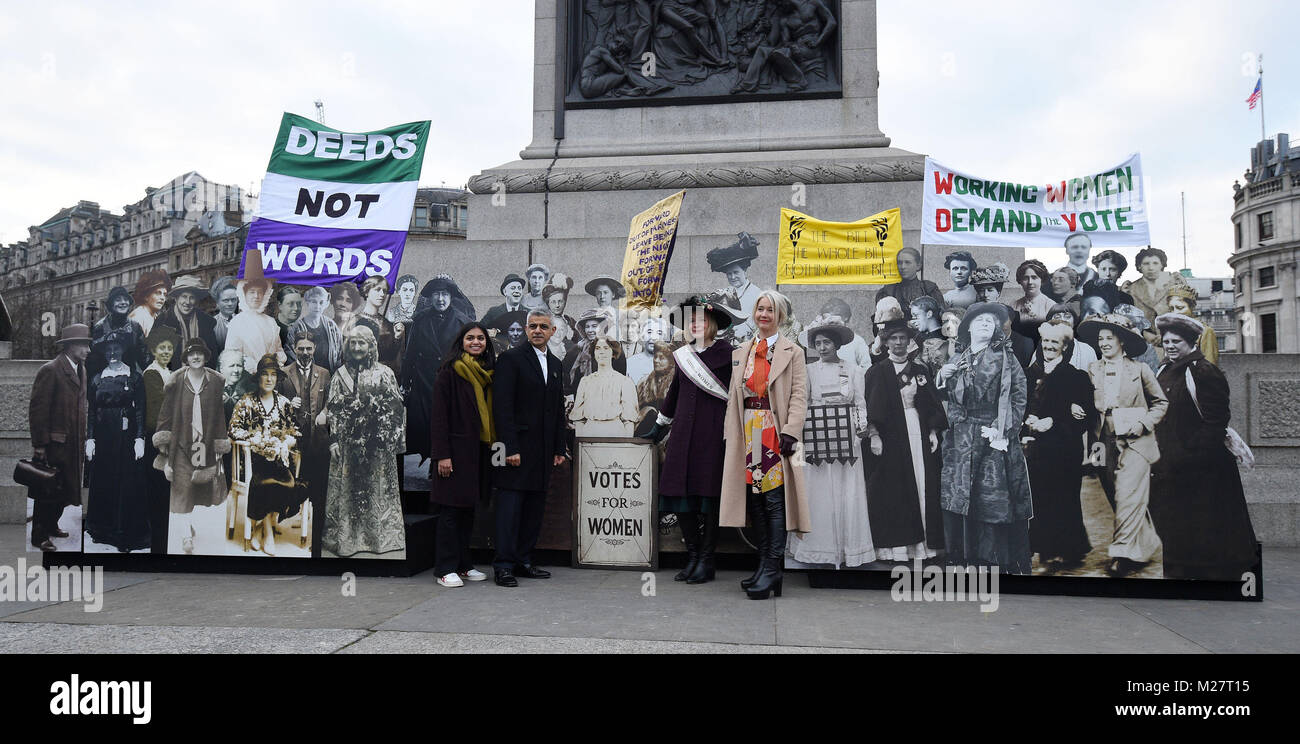 Amika George, alcaldesa de Londres, Sadiq Khan (segunda izquierda), curadora de los palacios reales históricos Lucy Worsley (segunda derecha) y vicealcaldesa Justine Simons (derecha) en la inauguración de una exposición en Trafalgar Square, Londres para conmemorar el centenario del sufragio femenino. Foto de stock