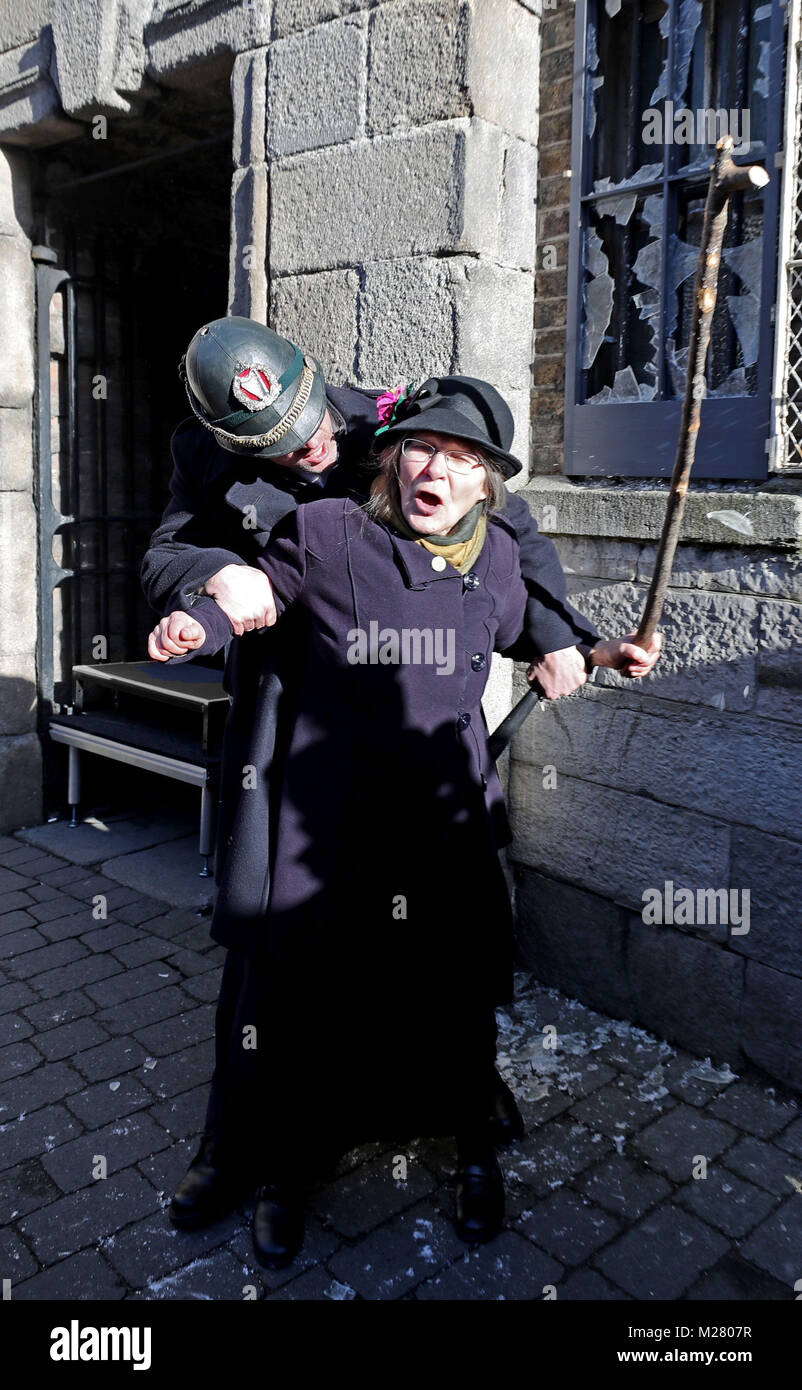 Para conmemorar el centenario de la emisión del voto de las mujeres en Irlanda, Micheline Sheehy la nieta de suffragette Hanna Sheehy Skeffington re-promulga su abuela rompieron las ventanas del Castillo de Dublín para resaltar la privación de derechos de mujeres. Foto de stock