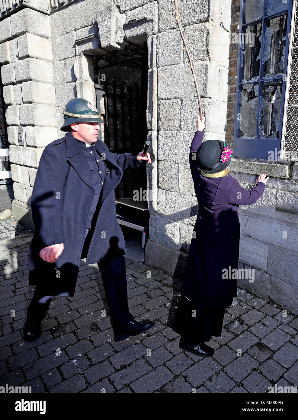 Para conmemorar el centenario de la emisión del voto de las mujeres en Irlanda, Micheline Sheehy la nieta de suffragette Hanna Sheehy Skeffington re-promulga su abuela rompieron las ventanas del Castillo de Dublín para resaltar la privación de derechos de mujeres. Foto de stock