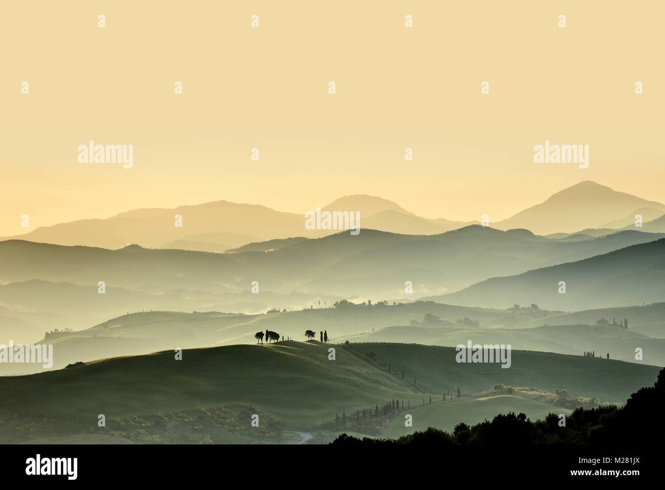 Toscana paisaje con colinas al atardecer, San Quirico d'Orcia, Val d'Orcia, Toscana, Italia Foto de stock