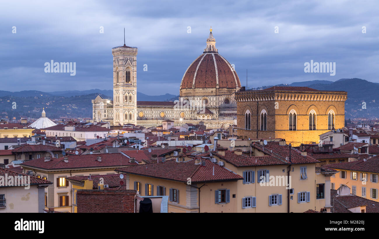 Vistas de Florencia duomo con la Catedral de Santa Maria del Fiore y la Iglesia Orsanmichele al anochecer, Florencia, Toscana, Italia Foto de stock