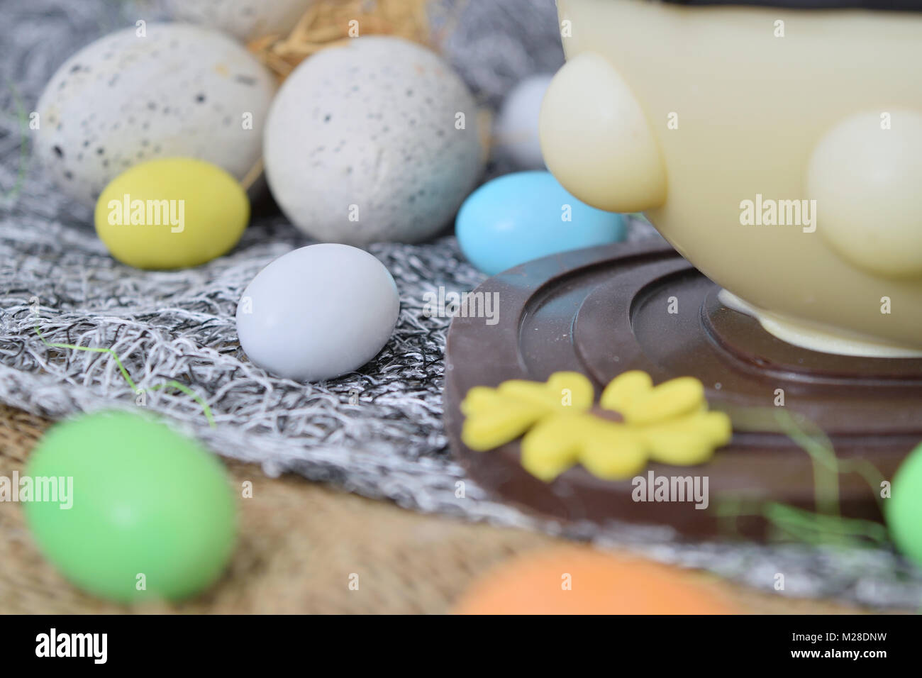 Huevo de chocolate en la forma de un cordero con diversas condecoraciones Foto de stock