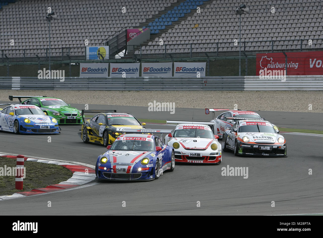 Nach dem Inicio das Feld bei der Anfahrt zur MercedesArena beim ersten
