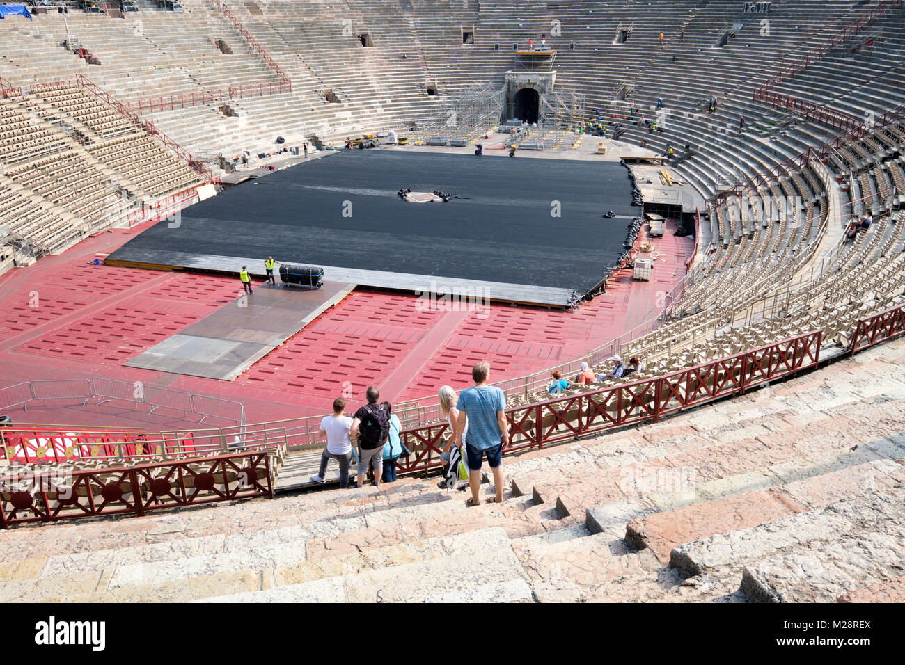 Los turistas visitan la Arena de Verona, un antiguo anfiteatro romano, la Piazza Bra, Verona, Véneto, Italia Foto de stock