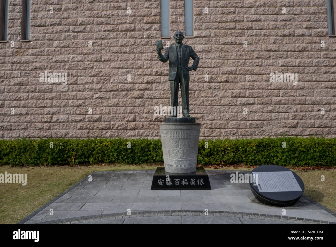 Estatua de Cup Noodle creador Momofuku Ando enfrente del Museo de ramen