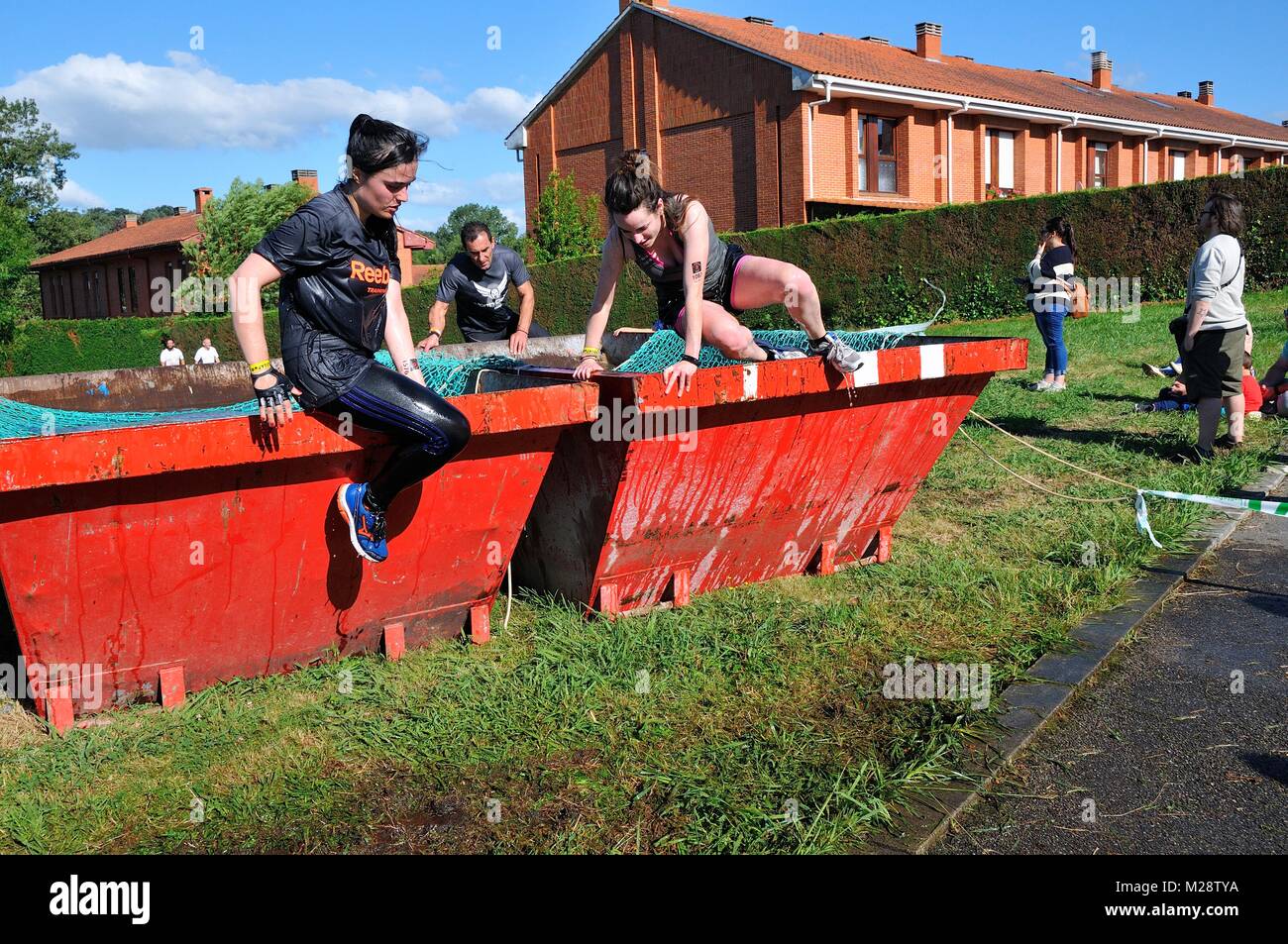 LA FRESNEDA, España - 1 de julio: Gladiator carrera extrema carrera de  obstáculos en Julio 1, 2017 en La Fresneda, España. Personas saltando,  gatear,pasando por debajo de un bar Fotografía de stock - Alamy