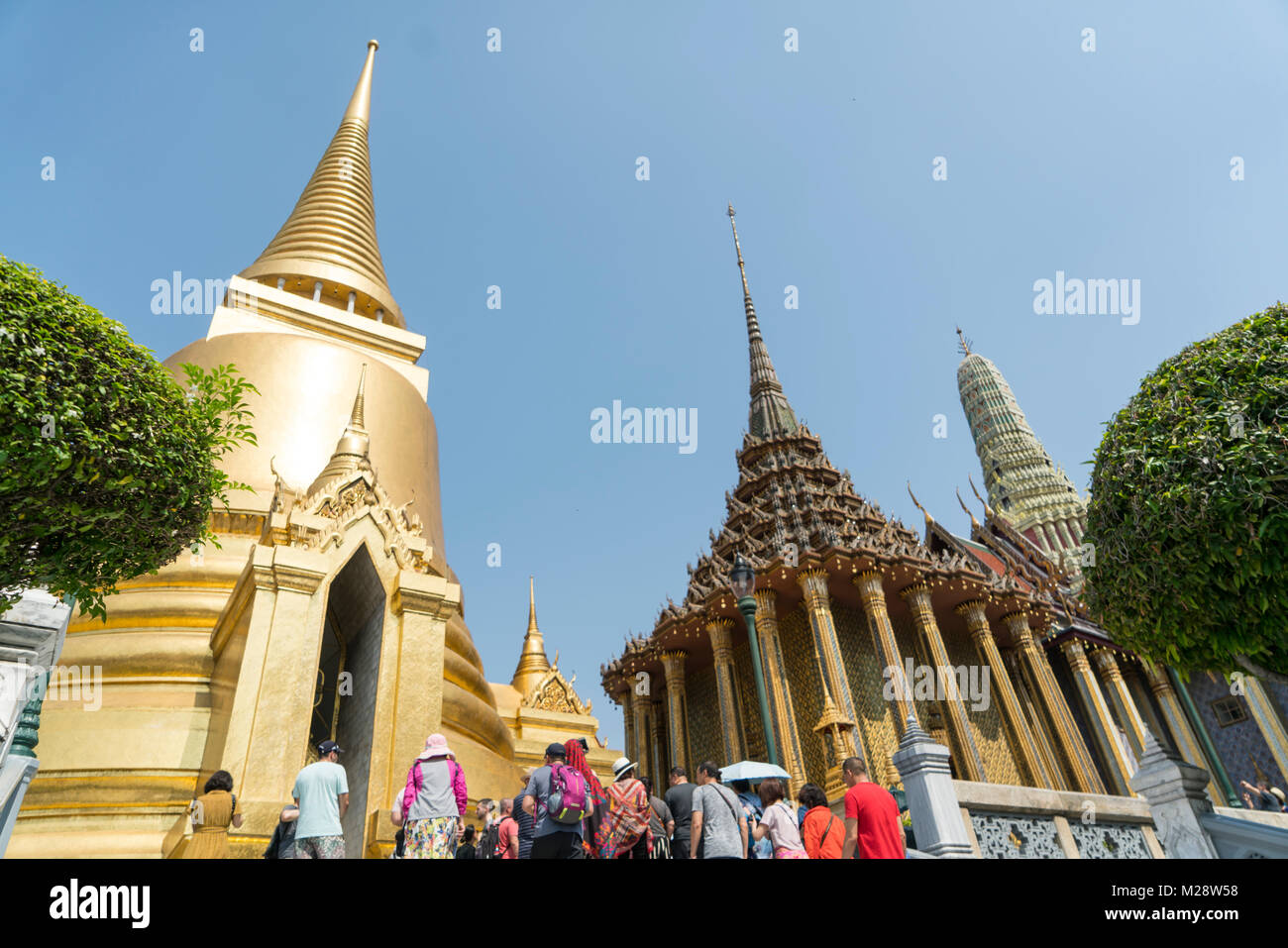 Wat Phra Kaew y el gran palacio real en Bangkok Foto de stock