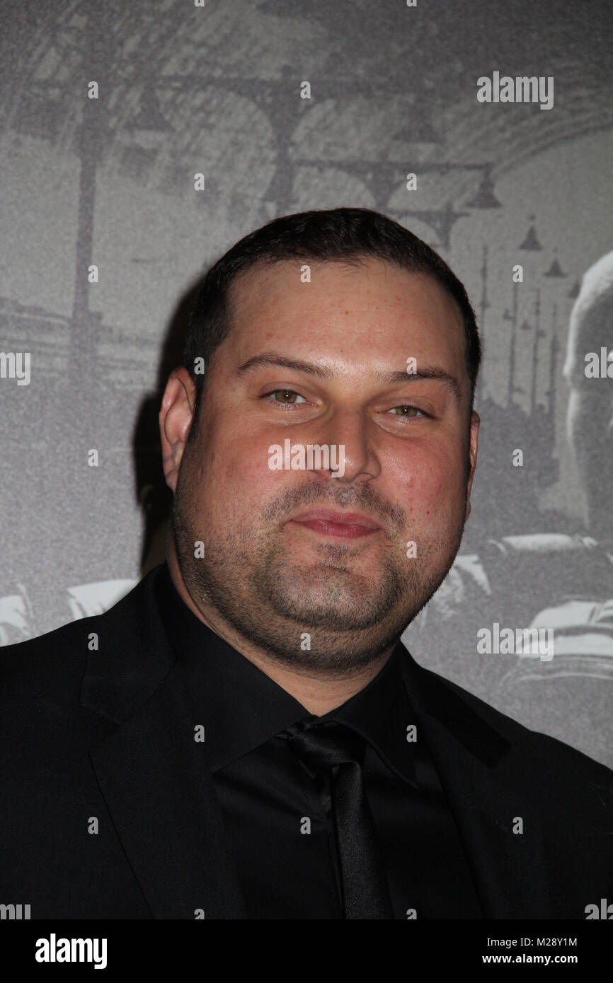 Burbank, California, USA. El 5 de febrero de 2018. Max Adler 02/05/2018 El estreno mundial de "15:17", celebrado en París el SJR Teatro en estudios Warner Bros. en Burbank, CA Foto: Cronos/Hollywood Noticias Crédito: Cronos/Alamy Live News Foto de stock